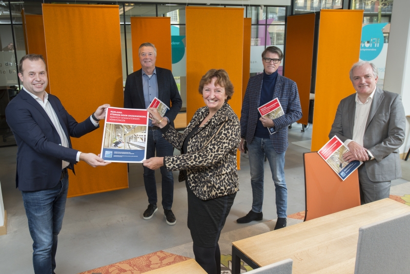 Overhandiging_manifest_Koepel_Bedrijfsleven_Rijnland_aan_Liesbeth_Spies